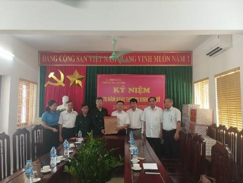 Ông Bạch Đăng Khoa – Phó Giám đốc Sở GD&ĐT (thứ tư từ phải sang) và Chủ tịch Công đoàn Giáo dục tỉnh tặng quà Trung tâm điều dưỡng thương binh Lạng Giang. Ông Bạch Đăng Khoa – Phó Giám đốc Sở GD&ĐT (thứ tư từ phải sang) và Chủ tịch Công đoàn Giáo dục tỉnh tặng quà Trung tâm điều dưỡng thương binh Lạng Giang.