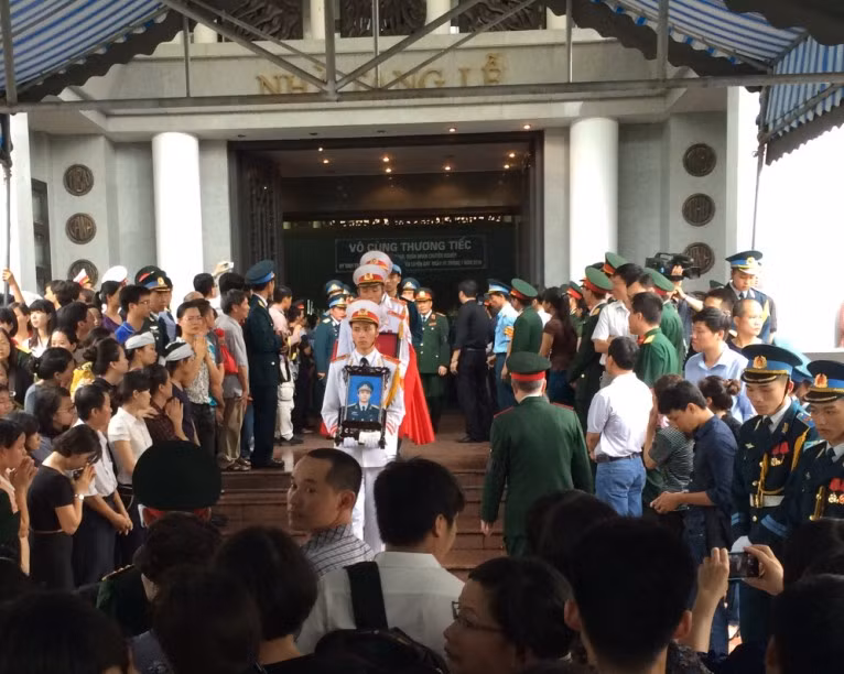 Trời mưa tầm tã tiễn đưa các chiến sĩ tử nạn