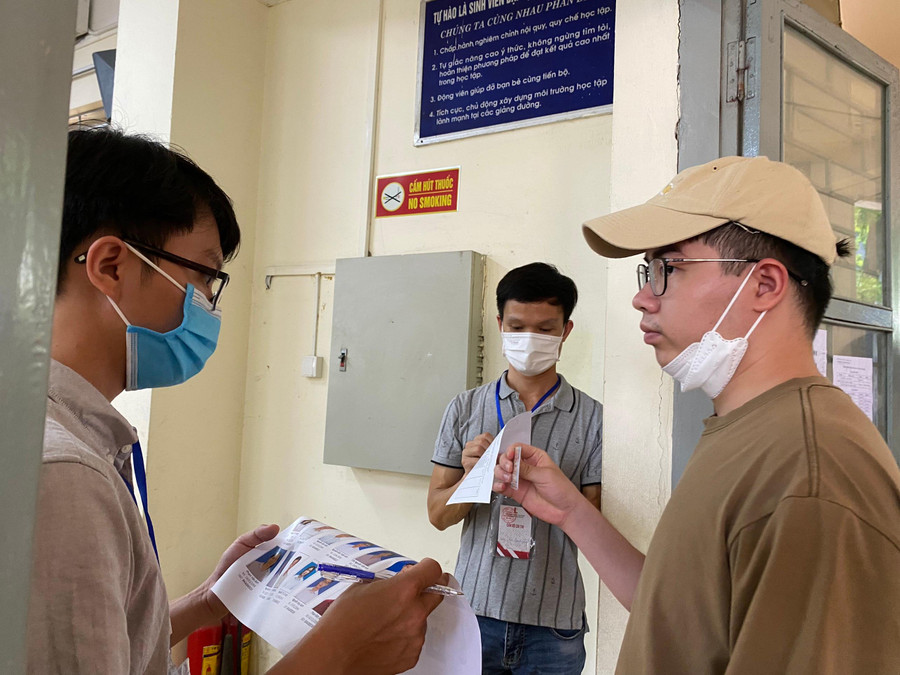 Trước lúc vào phòng nghe phổ biến quy chế thi, giám thị sẽ kiểm tra rất kỹ về thông tin của thí sinh, đối chiếu mặt với ảnh. Ảnh Ngô Chuyên. Trước lúc vào phòng nghe phổ biến quy chế thi, giám thị sẽ kiểm tra rất kỹ về thông tin của thí sinh, đối chiếu mặt với ảnh. Ảnh Ngô Chuyên.