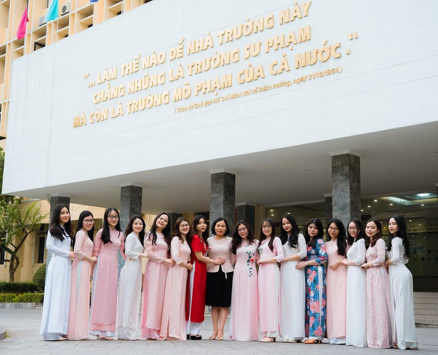 Minh Phương (thứ tư từ phải sang) cùng cô giáo và bạn bè của mình. Minh Phương (thứ tư từ phải sang) cùng cô giáo và bạn bè của mình.