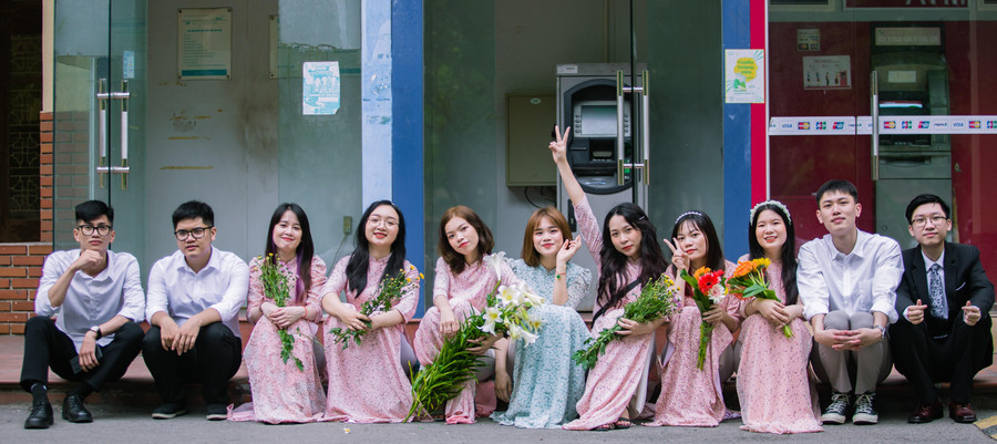 Nguyễn Thị Anh Vui (thứ 5 từ phải sang) cùng bạn bè của mình chụp ảnh kỷ yếu.