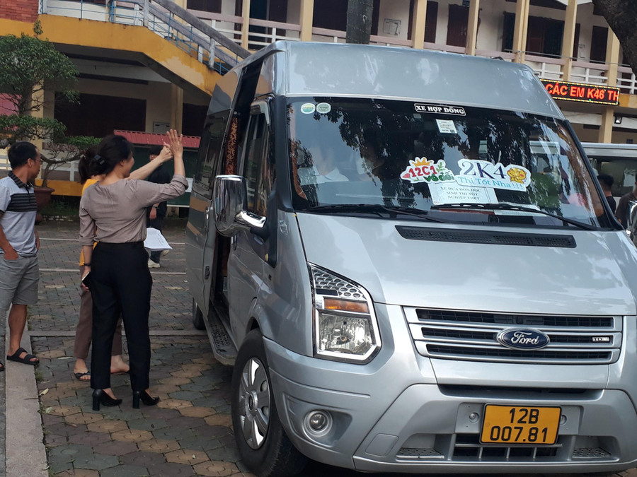 Tiễn học sinh ra xe đi thi. Tiễn học sinh ra xe đi thi.