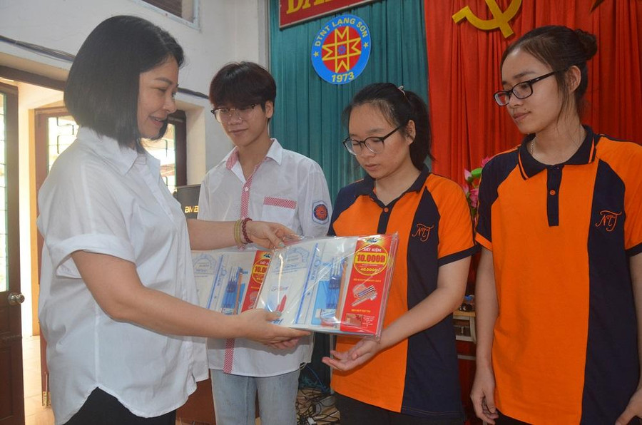 Cô Vương Xuân Thuận – Hiệu trưởng Trường THPT Dân tộc nội trú tỉnh Lạng Sơn đã nhận và trao tặng quà cho học sinh lớp 12. Ảnh Ngô Chuyên.