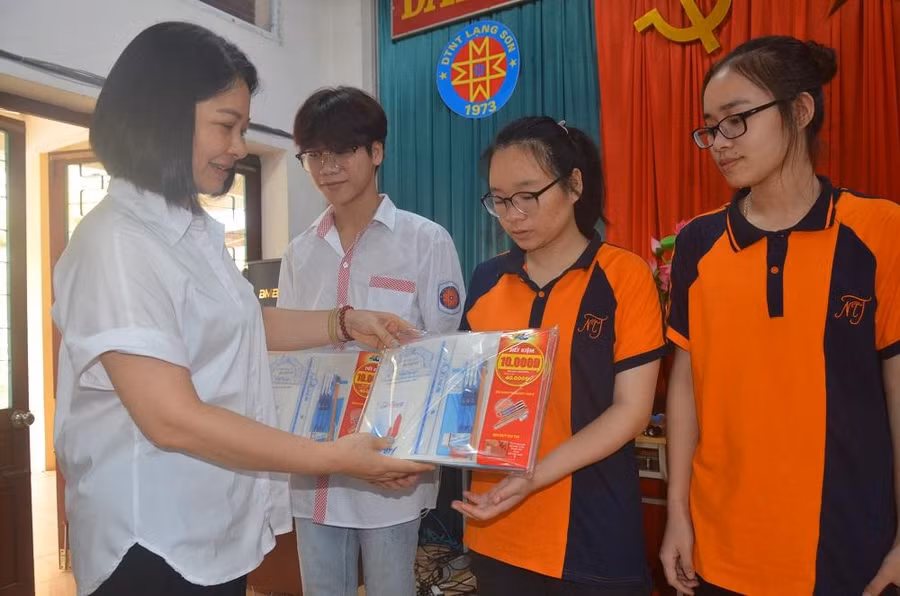 Cô Vương Xuân Thuận – Hiệu trưởng Trường THPT Dân tộc nội trú tỉnh Lạng Sơn đã nhận và trao tặng quà cho học sinh lớp 12. Ảnh Ngô Chuyên. Cô Vương Xuân Thuận – Hiệu trưởng Trường THPT Dân tộc nội trú tỉnh Lạng Sơn đã nhận và trao tặng quà cho học sinh lớp 12. Ảnh Ngô Chuyên.