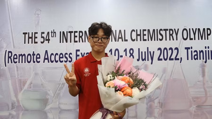  Phan Xuân Hành – học sinh lớp 12 Hóa, Trường THPT Chuyên Hà Tĩnh (tỉnh Hà Tĩnh) giành Huy chương Vàng tại kỳ thi Olympic Hóa học quốc tế năm 2022.