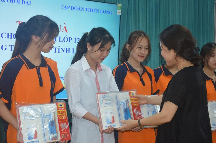 Cô Bế Bích Nguyệt - Phó hiệu trưởng nhà trường trao quà và động viên học sinh. Ảnh Ngô Chuyên.