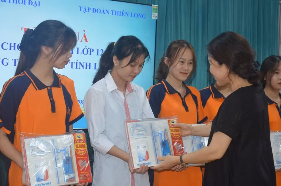 Cô Bế Bích Nguyệt - Phó hiệu trưởng nhà trường trao quà và động viên học sinh. Ảnh Ngô Chuyên. Cô Bế Bích Nguyệt - Phó hiệu trưởng nhà trường trao quà và động viên học sinh. Ảnh Ngô Chuyên.