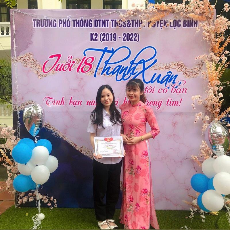 Soan và cô La Thị Gái giáo viên môn Giáo dục công dân. Ảnh NVCC. Soan và cô La Thị Gái giáo viên môn Giáo dục công dân. Ảnh NVCC.