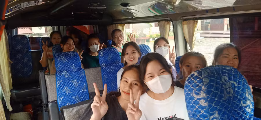 Học sinh Trường THPT Dân tộc Nội trú tỉnh Lạng Sơn phấn khởi lên xe đi thi.