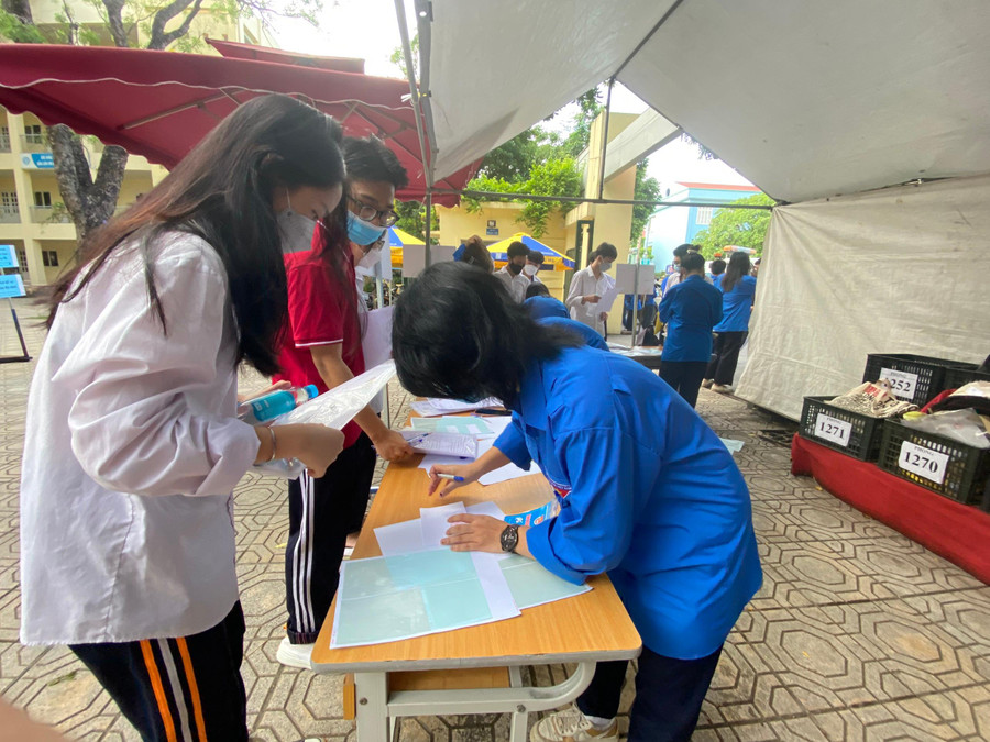 Thí sinh gửi hành lý trước khi vào phòng thi. Ảnh Ngô Chuyên. Thí sinh gửi hành lý trước khi vào phòng thi. Ảnh Ngô Chuyên.