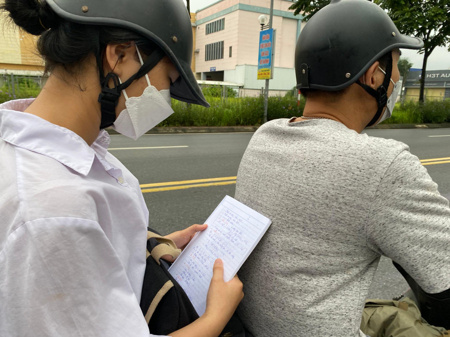 Nhiều thí sinh vẫn cố ôn bài trước khi vào phòng thi. Ảnh Ngô Chuyên.