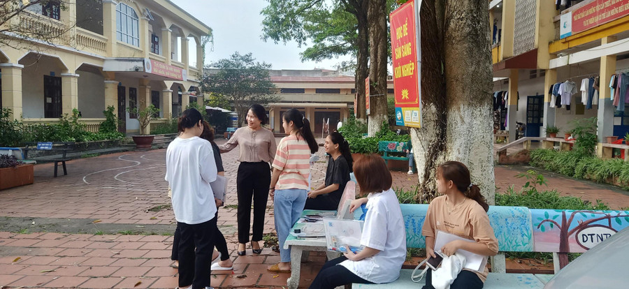 Cô Bế Bích Nguyệt – Phó Hiệu trưởng Trường THPT Dân tộc Nội trú tỉnh Lạng Sơn động viên học sinh trước giờ đi thi. Cô Bế Bích Nguyệt – Phó Hiệu trưởng Trường THPT Dân tộc Nội trú tỉnh Lạng Sơn động viên học sinh trước giờ đi thi.