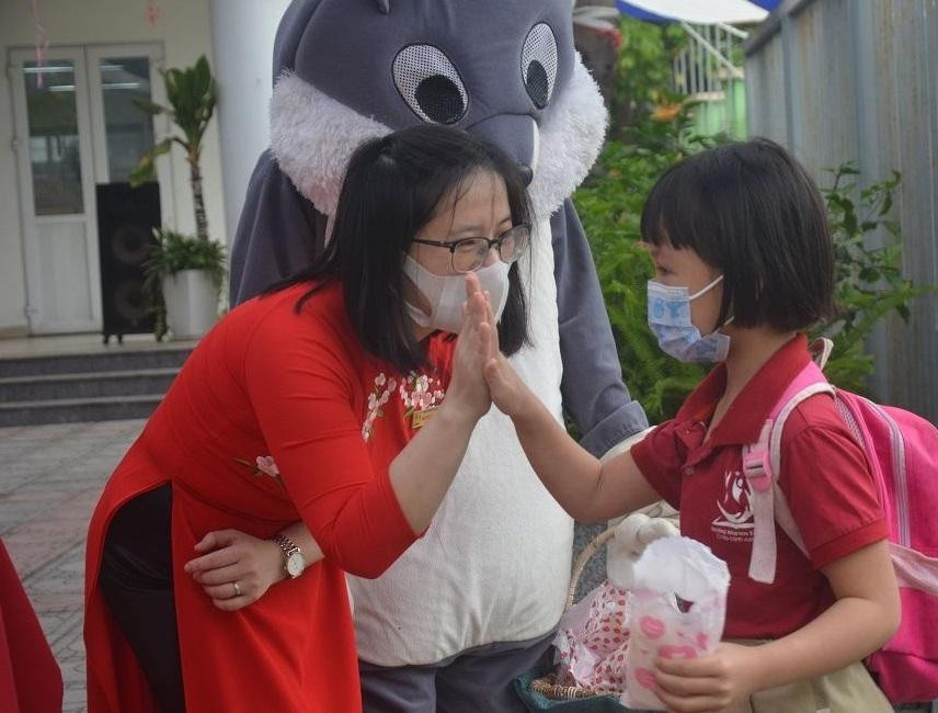 Cô Nguyễn Bích Ngọc – Hiệu trưởng Trường Mầm non Tân Mai (quận Long Biên, TP. Hà Nội) cùng học trò của mình. Ảnh Ngô Chuyên.