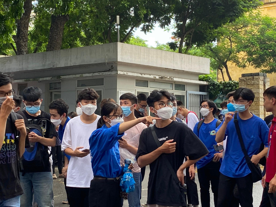 Nhiều thí sinh đã có mặt từ sớm tại điểm thi của mình. Ảnh Ngô Chuyên. Nhiều thí sinh đã có mặt từ sớm tại điểm thi của mình. Ảnh Ngô Chuyên.