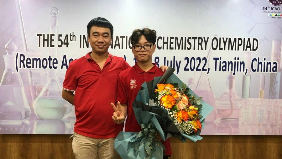 Thầy Đặng Đình Hảo – giáo viên Trường THPT Chuyên Hà Tĩnh, giáo viên chủ nhiệm của Hành Thầy Đặng Đình Hảo – giáo viên Trường THPT Chuyên Hà Tĩnh, giáo viên chủ nhiệm của Hành