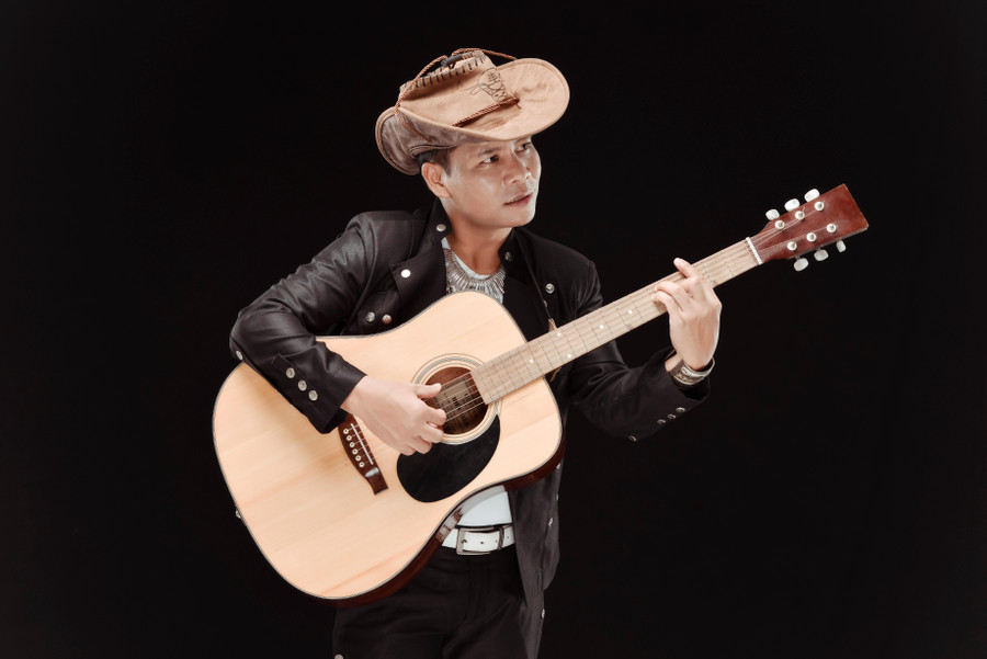 Thiếu tá, NSƯT Ploong Thiết sinh ra ở huyện miền núi A Lưới, tỉnh Thừa Thiên – Huế. Ảnh NVCC.