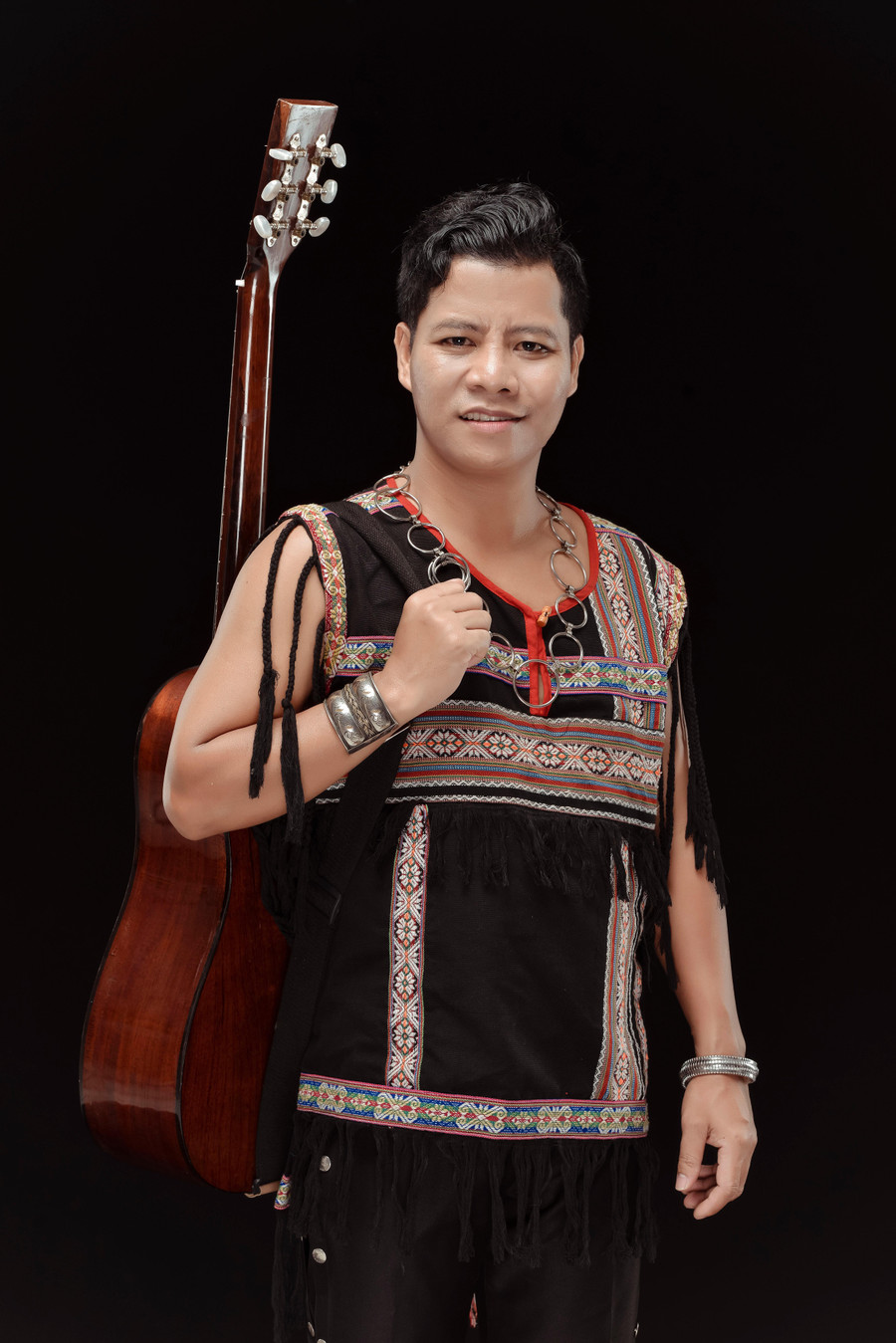 Thiếu tá, NSƯT Ploong Thiết tên thật là Hồ Văn Thiết, người dân tộc Pa Cô. Ảnh NVCC.