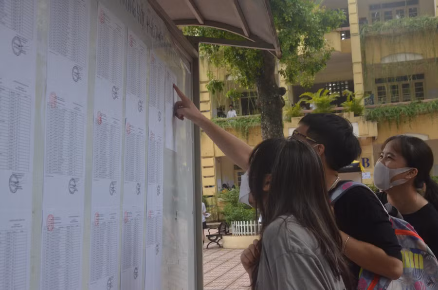 Thí sinh tra cứu số phòng thi. Ảnh Ngô Chuyên.