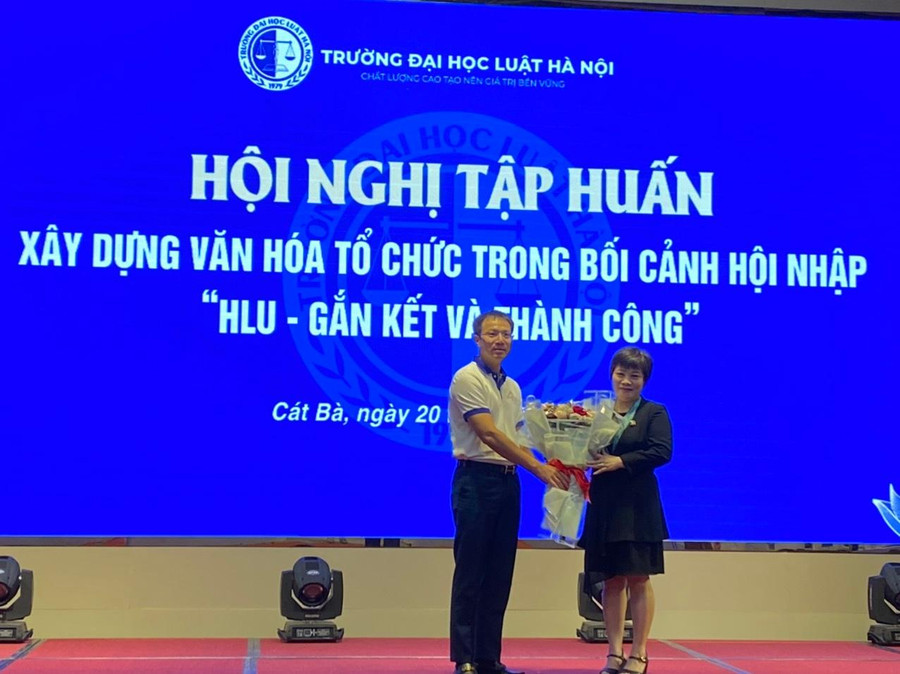 TS. Đoàn Trung Kiên tặng hoa PGS.TS. Nguyễn Thị Thanh Thuỷ, Phó Viện trưởng Viện Lãnh đạo và Chính sách công. TS. Đoàn Trung Kiên tặng hoa PGS.TS. Nguyễn Thị Thanh Thuỷ, Phó Viện trưởng Viện Lãnh đạo và Chính sách công.