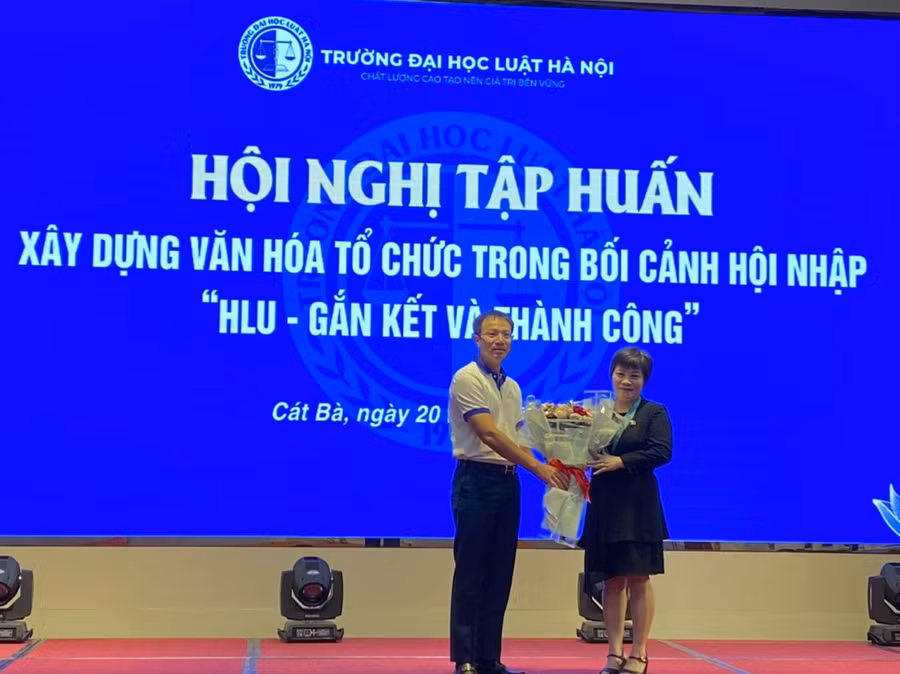 TS. Đoàn Trung Kiên tặng hoa PGS.TS. Nguyễn Thị Thanh Thuỷ, Phó Viện trưởng Viện Lãnh đạo và Chính sách công.