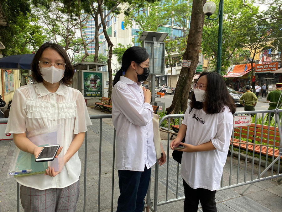 Những thí sinh đầu tiên tại điểm thi Trường THPT Việt Đức. Ảnh Ngô Chuyên. Những thí sinh đầu tiên tại điểm thi Trường THPT Việt Đức. Ảnh Ngô Chuyên.