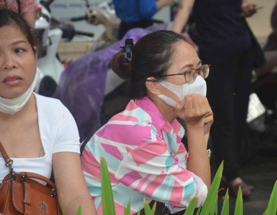 Dẫu trời có dấu hiệu sắp mưa nhưng nhiều phụ huynh vẫn cố tìm một góc gần trường thi để chờ con. Ảnh Ngô Chuyên. Dẫu trời có dấu hiệu sắp mưa nhưng nhiều phụ huynh vẫn cố tìm một góc gần trường thi để chờ con. Ảnh Ngô Chuyên.