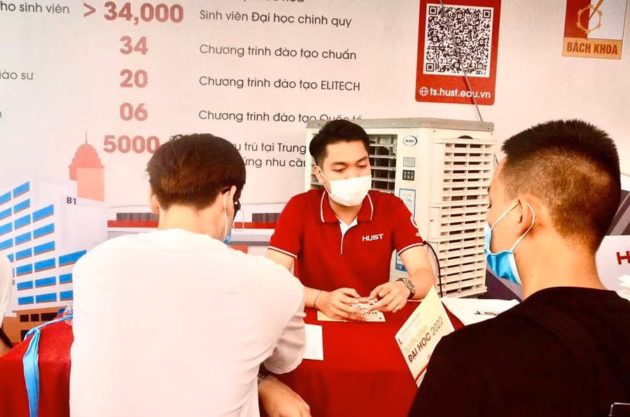 Học sinh được tư vấn tuyển sinh về các ngành nghề. Ảnh Ngô Chuyên.