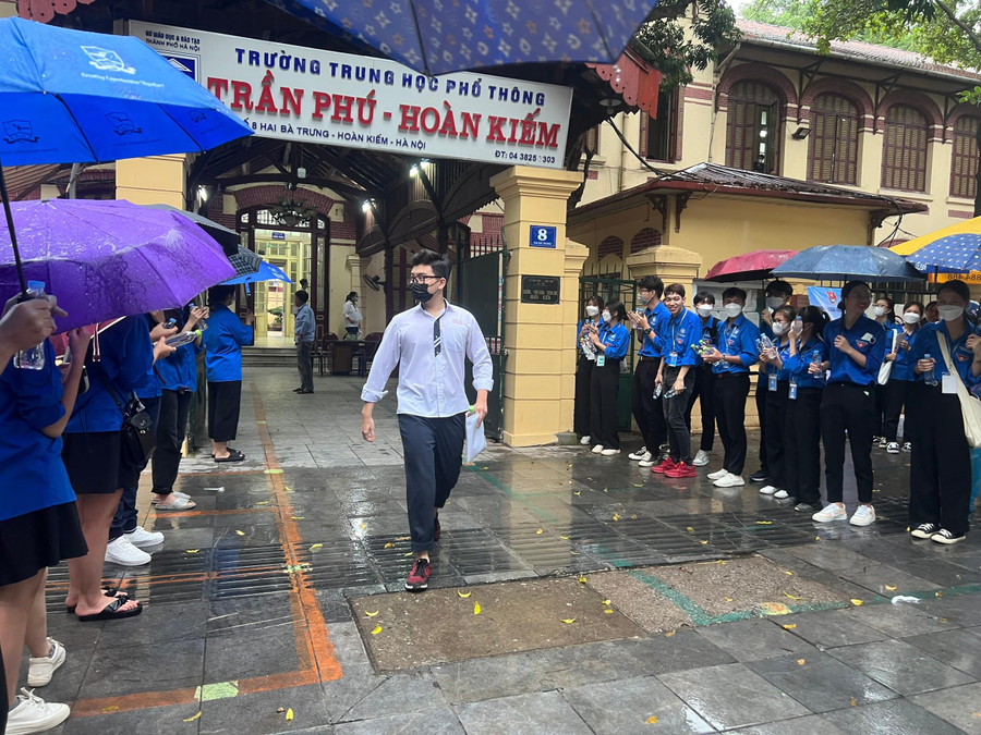 Thí sinh tâm trạng thoải mái bước ra khỏi phòng thi.