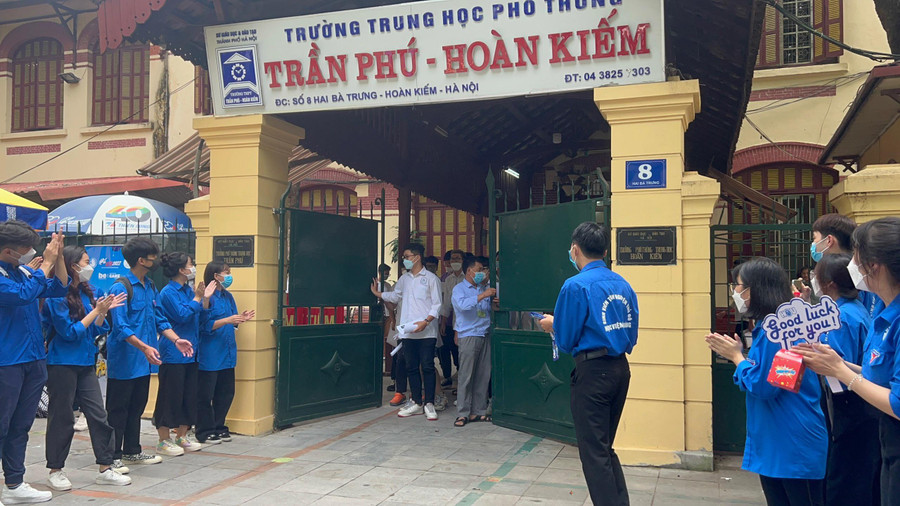 Thí sinh đầu tiên ra khỏi phòng thi. Ảnh Phạm Hiền. Thí sinh đầu tiên ra khỏi phòng thi. Ảnh Phạm Hiền.