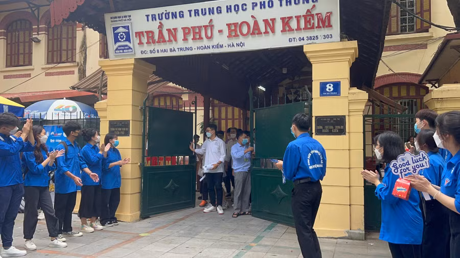 Những thí sinh đầu tiên ra khỏi phòng thi. Ảnh Ngô Chuyên.