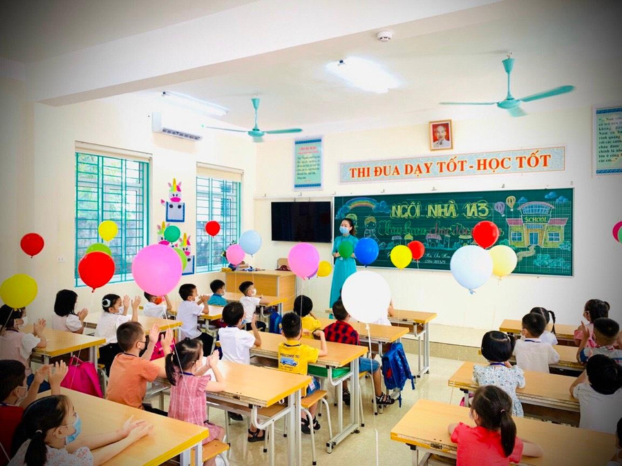 Cô giáo Hà Thị Hoa cùng học trò của mình trong giờ học. Ảnh NVCC. Cô giáo Hà Thị Hoa cùng học trò của mình trong giờ học. Ảnh NVCC.