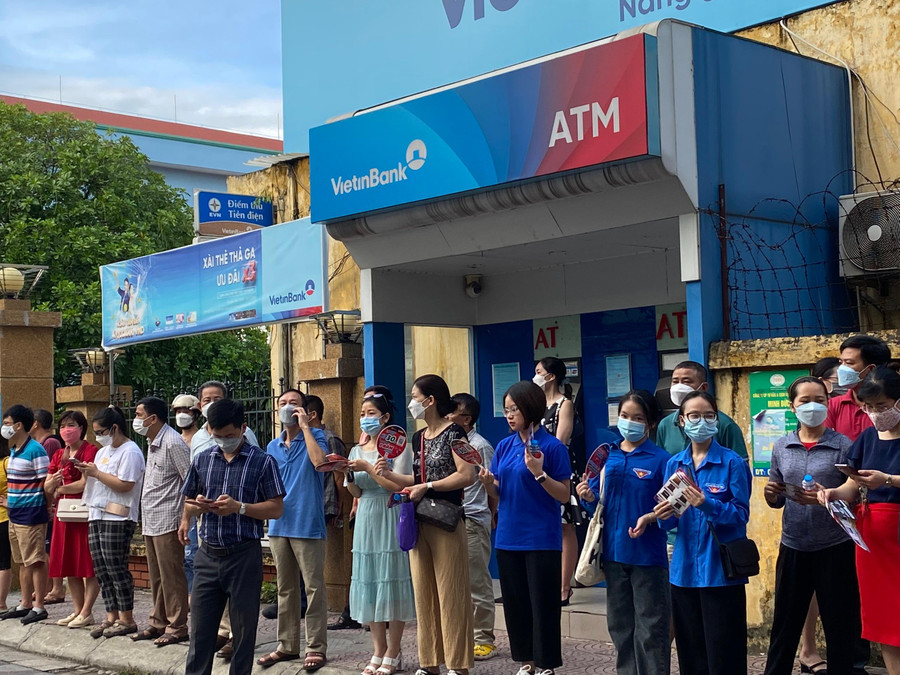 Phụ huynh đứng nhìn con vào phòng thi. Ảnh Ngô Chuyên. Phụ huynh đứng nhìn con vào phòng thi. Ảnh Ngô Chuyên.