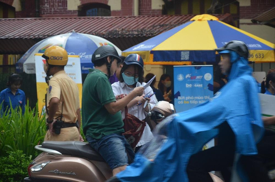 Thí sinh cùng phụ huynh kiểm tra giấy tờ một lần nữa vào phòng thi. Ảnh Ngô Chuyên. Thí sinh cùng phụ huynh kiểm tra giấy tờ một lần nữa vào phòng thi. Ảnh Ngô Chuyên.