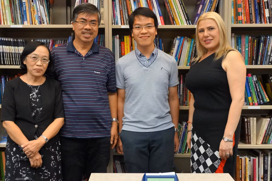 Lê Quang Liêm cùng bố mẹ và cô giáo Susan Polgar tại lễ tốt nghiệp