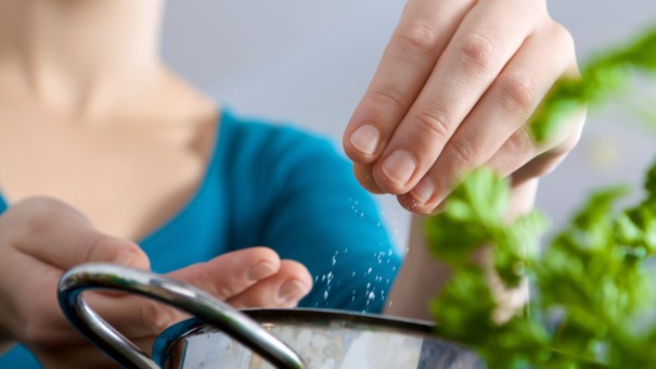 Ăn mặn có phải uống nhiều nước không?