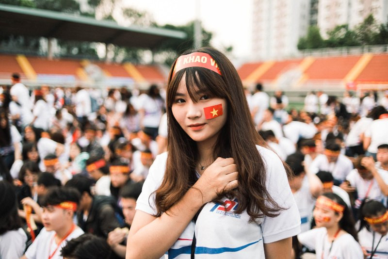 Một bạn nữ thể hiện quyết tâm cổ vũ đội tuyển U2 Việt Nam của mình