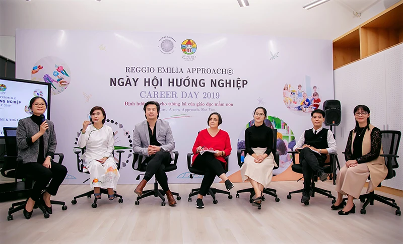 Các chuyên gia đến từ tổ chức Reggio Children, Global Embassy chia sẻ thông tin với các giáo viên mầm non