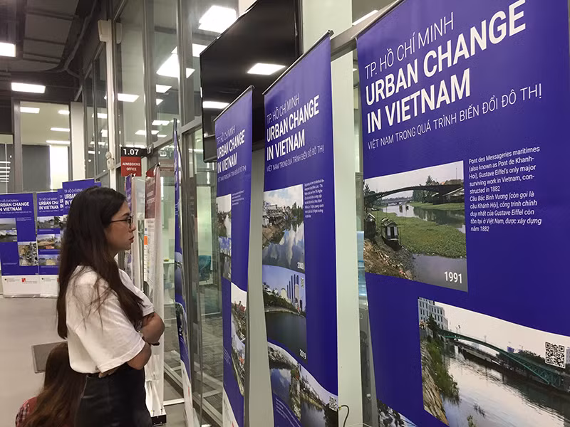 Khu vực triển lãm ảnh “Việt Nam trong quá trình chuyển hóa đô thị”.