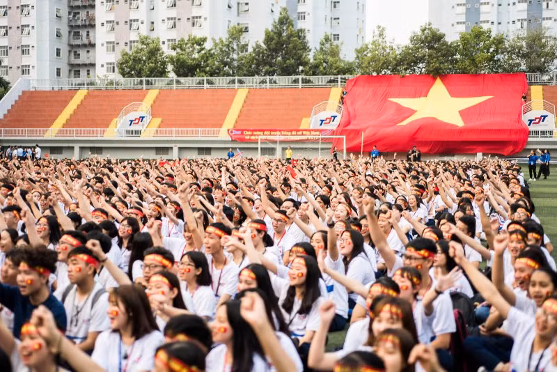 Các bạn SV cùng hát vang và thể hết quyết tâm cổ vũ đội tuyển U22 VN