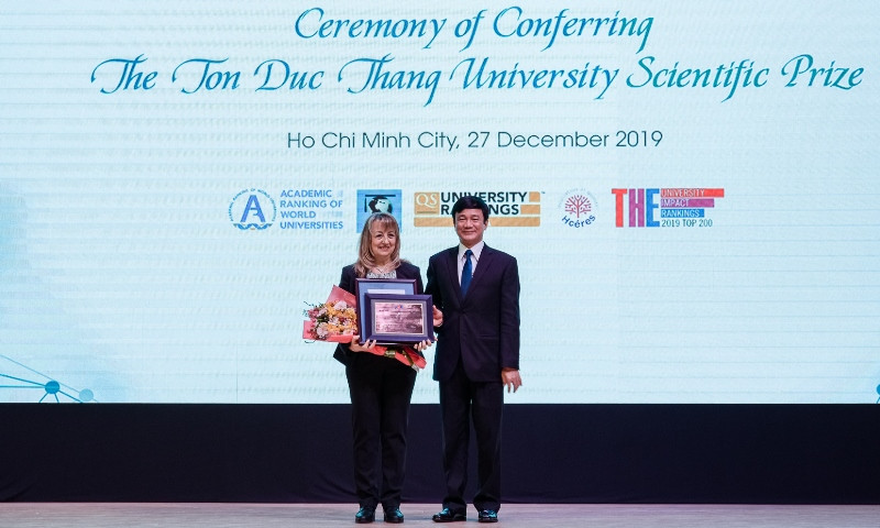 Hiệu trưởng TDTU trao TDTU Prize năm 2019 - Nhà khoa học nữ cho TS Sibel Aysil Ozkan