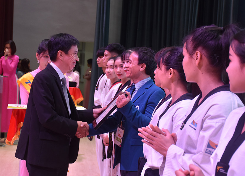 TS Võ Hoàng Duy - Phó Hiệu trưởng TDTU trao giấy khen cho ông Nguyễn Thanh Huy - Huấn luyện viên đội tuyển quyền Taekwondo Việt Nam TS Võ Hoàng Duy - Phó Hiệu trưởng TDTU trao giấy khen cho ông Nguyễn Thanh Huy - Huấn luyện viên đội tuyển quyền Taekwondo Việt Nam