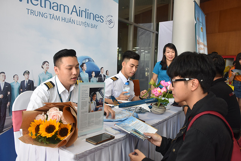 SV tìm hiểu thông tin tuyển dụng tại bàn của Trung tâm huấn luyện bay Vietnam airlines SV tìm hiểu thông tin tuyển dụng tại bàn của Trung tâm huấn luyện bay Vietnam airlines