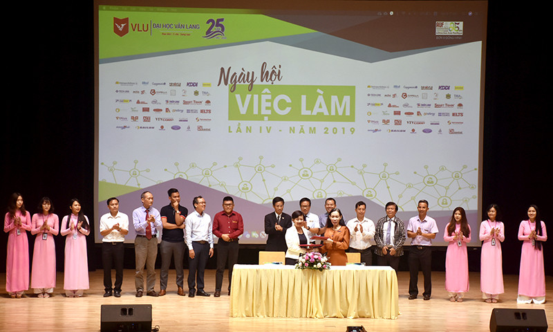 PGS.TS Trần Thị Mỹ Diệu - Hiệu trưởng VLU ký văn bản hợp tác với các doanh nghiệp tại Ngày hội việc làm