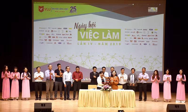 PGS.TS Trần Thị Mỹ Diệu - Hiệu trưởng VLU ký văn bản hợp tác với các doanh nghiệp tại Ngày hội việc làm