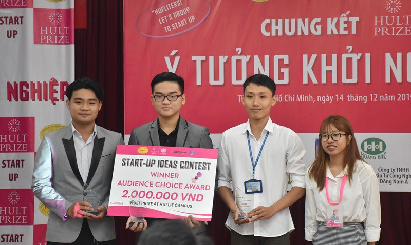 Ban tổ chức trao Giải được khán giả yêu thích nhất cho đội Climbers.