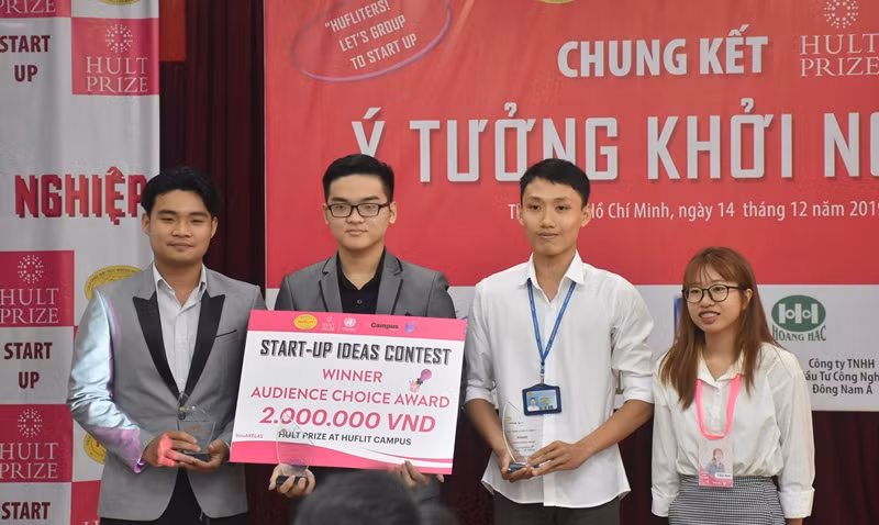 Ban tổ chức trao Giải được khán giả yêu thích nhất cho đội Climbers.