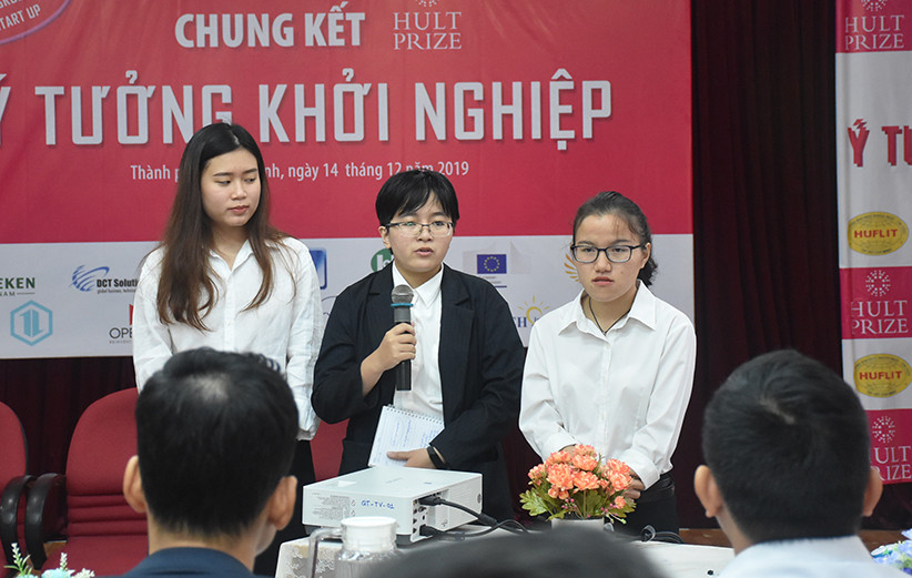 Đội BOOBOO (Toothbrush) trình ý tưởng về bàn chải có chất liệu thân thiện với môi trường tại vòng chung kết