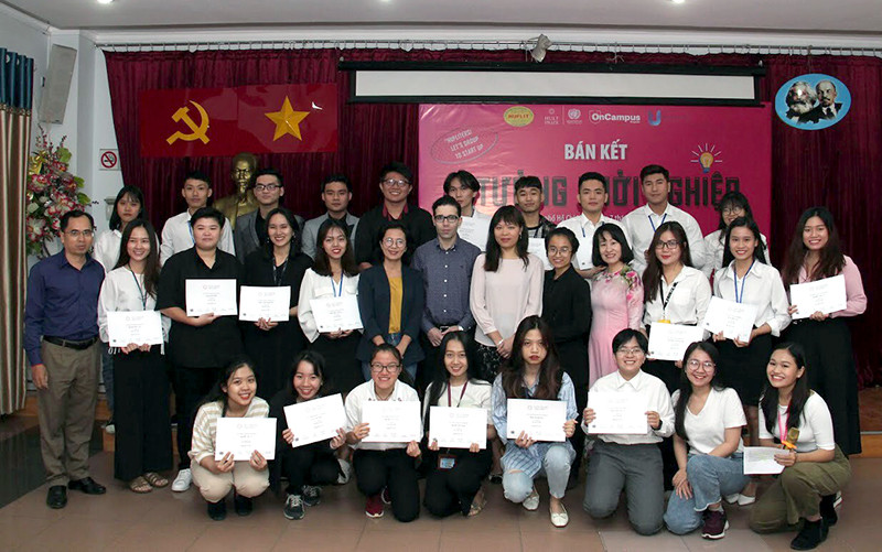 Lãnh đạo trường và Ban tổ chức chụp ảnh lưu niệm với các đội tham gia tại vòng Bán kết