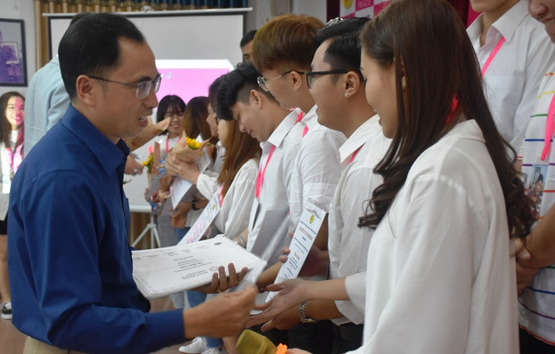 Ban tổ chức trao giấy chứng nhận cho các đội tham gia