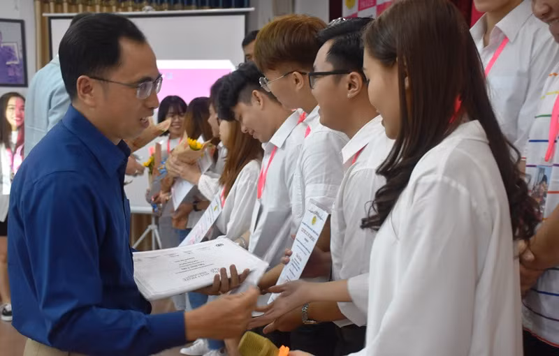 Ban tổ chức trao giấy chứng nhận cho các đội tham gia